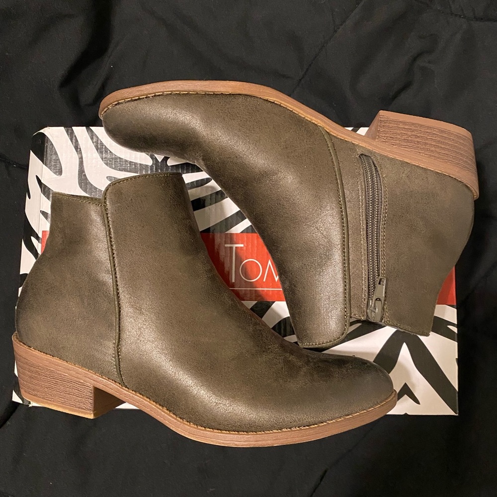 Womens size 8 Olive green ankle booties